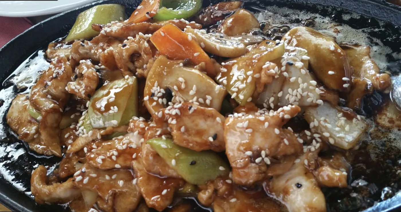 Pollo con sésamo en plato chisporroteante — Asia Jardín