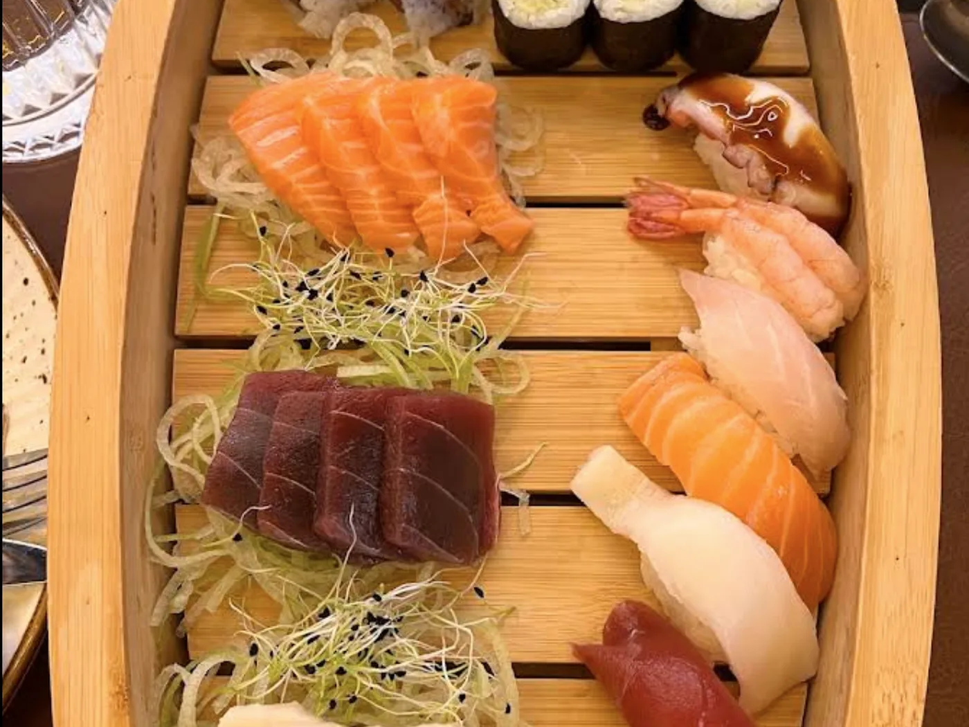 Barco de sushi variado en Asia house