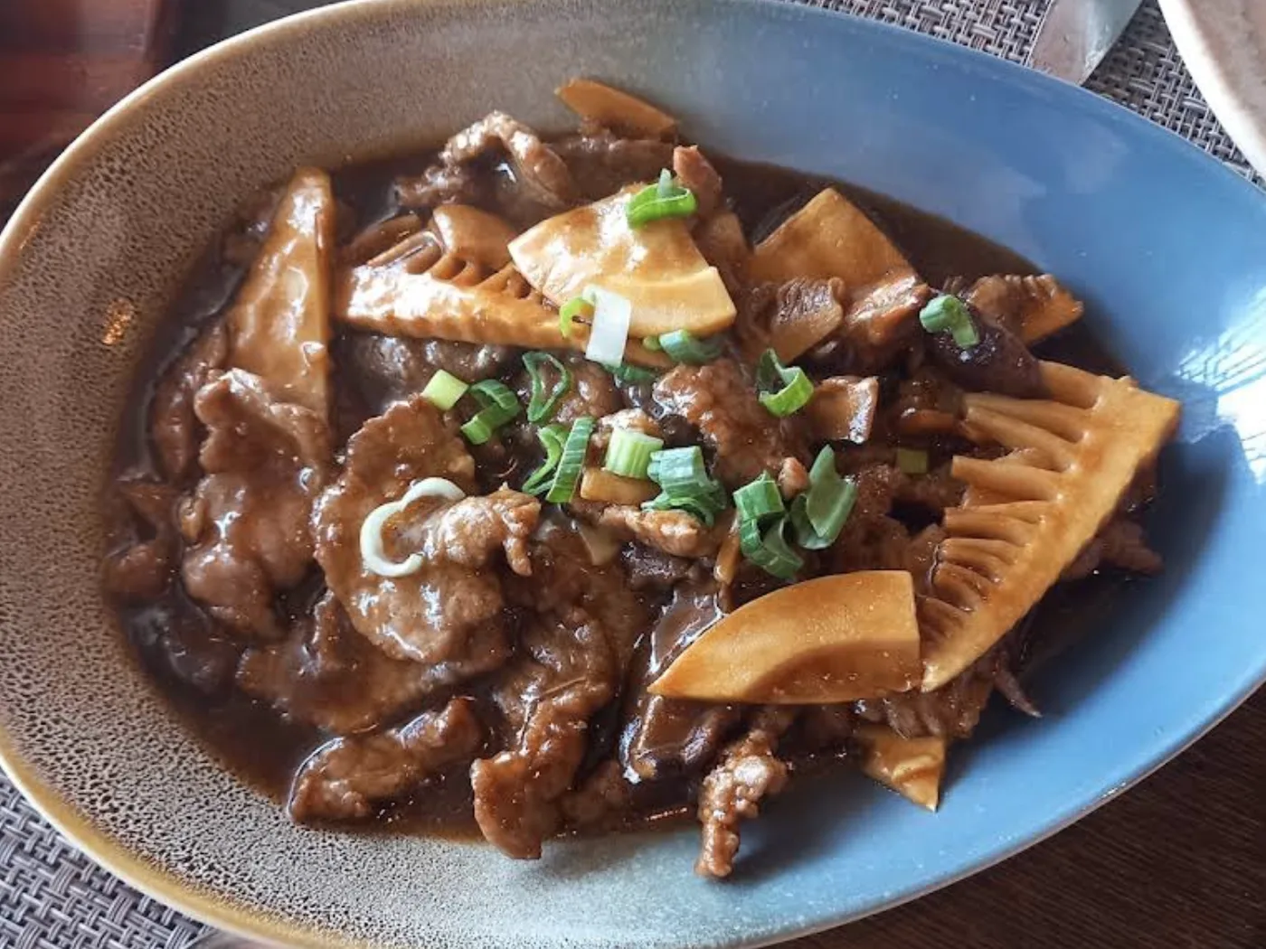 Ternera con bambú en salsa oscura en Asia Kitchen