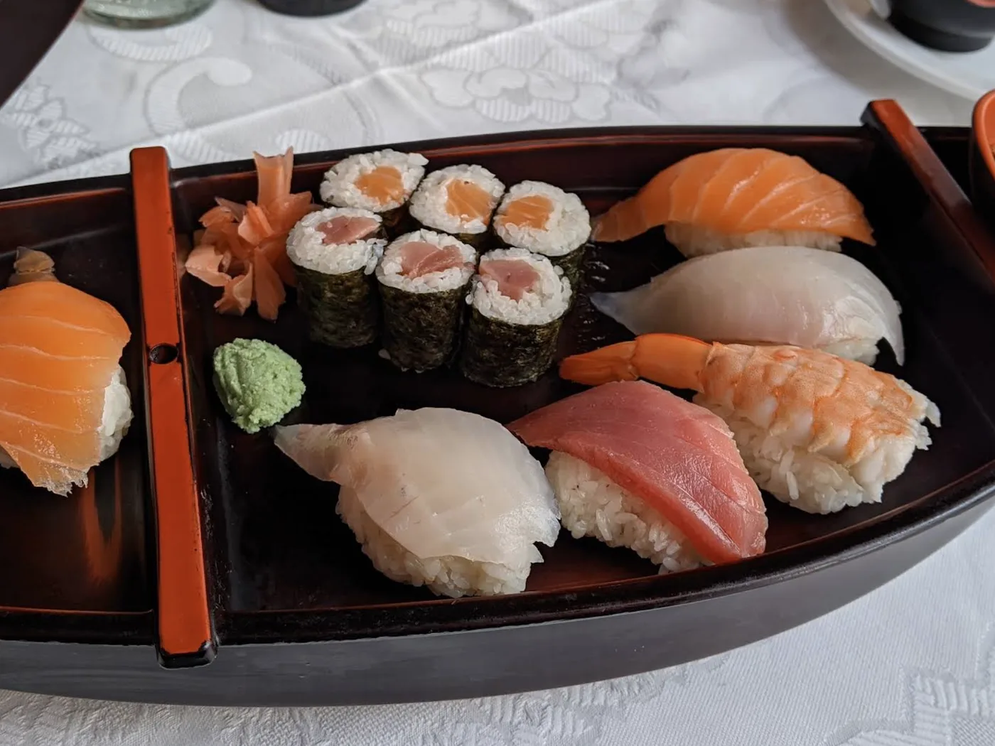Barco de sushi y nigiri variado en 一品居 Big House