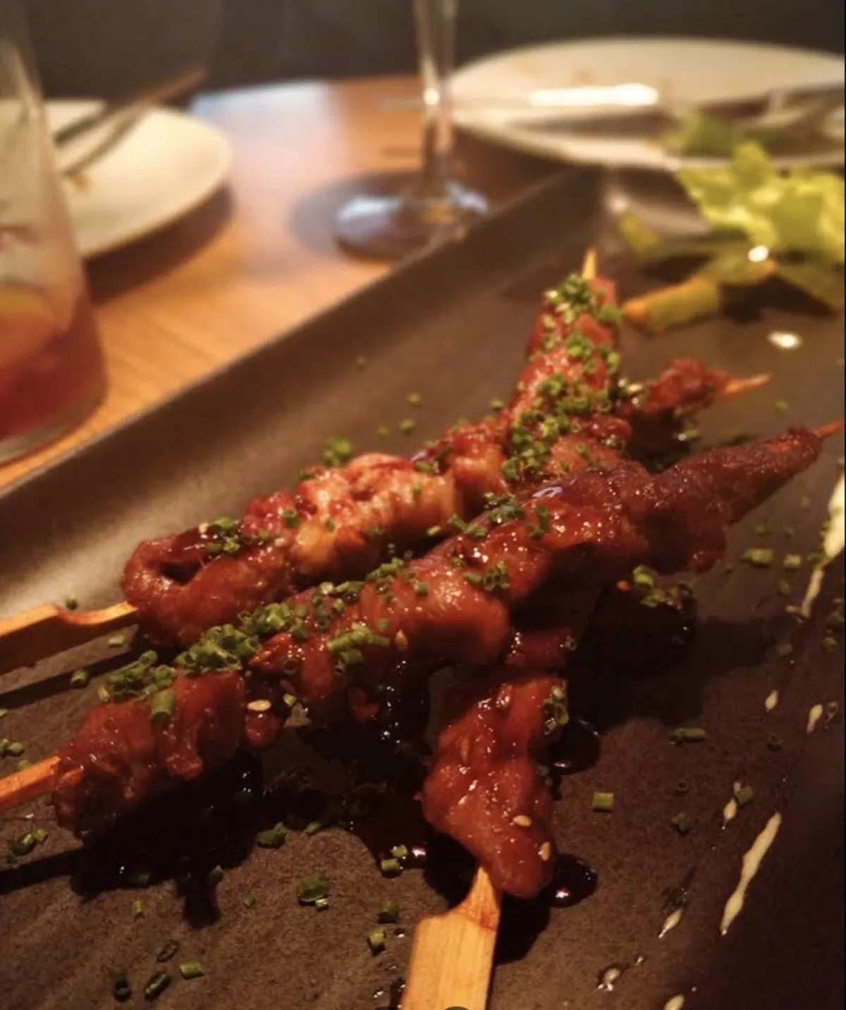 Brochetas de carne a la parrilla de carbón — El Buda Feliz 1974