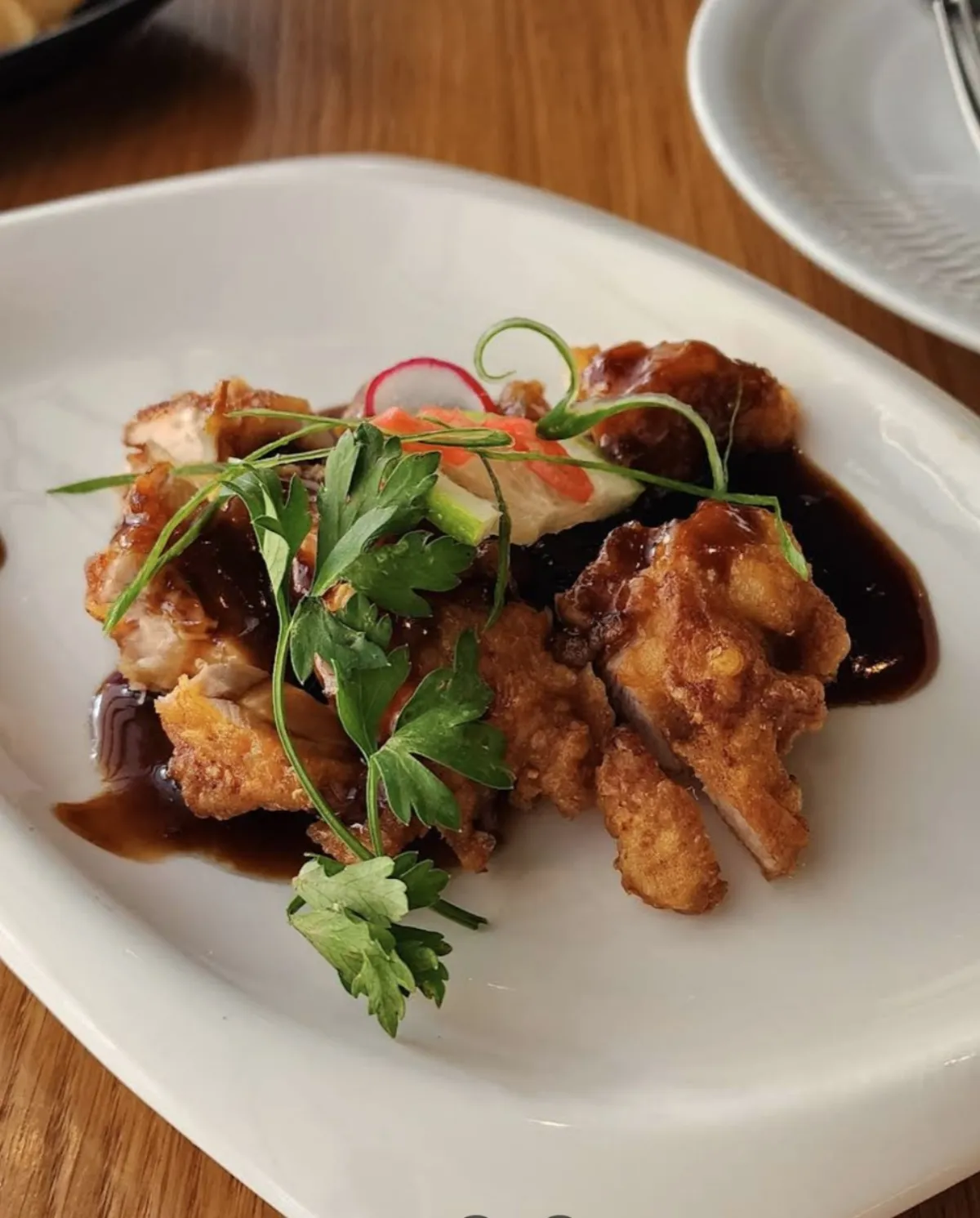 Pollo crujiente con salsa agridulce y hierbas frescas — El Buda Feliz 1974
