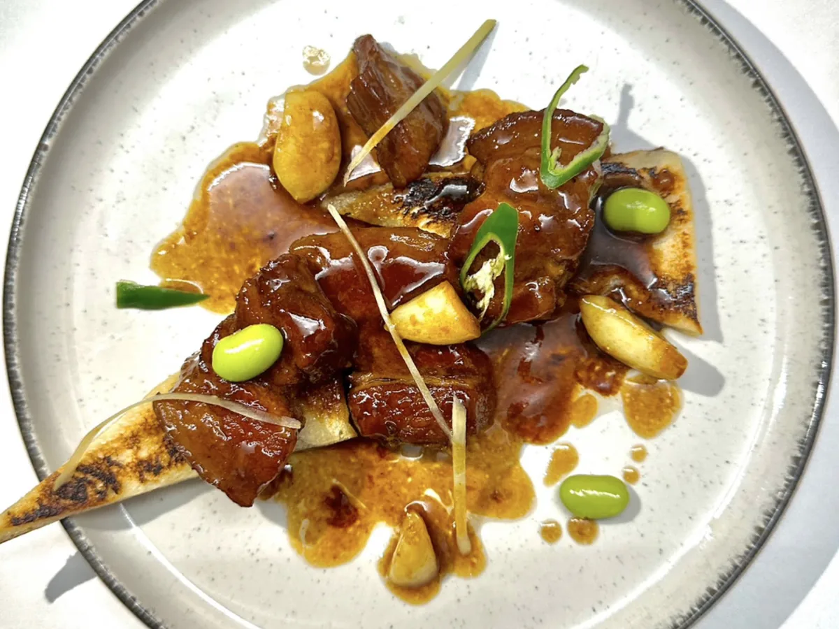 Cerdo estofado con salsa especial — LÀ MÈIzi, Alicante
