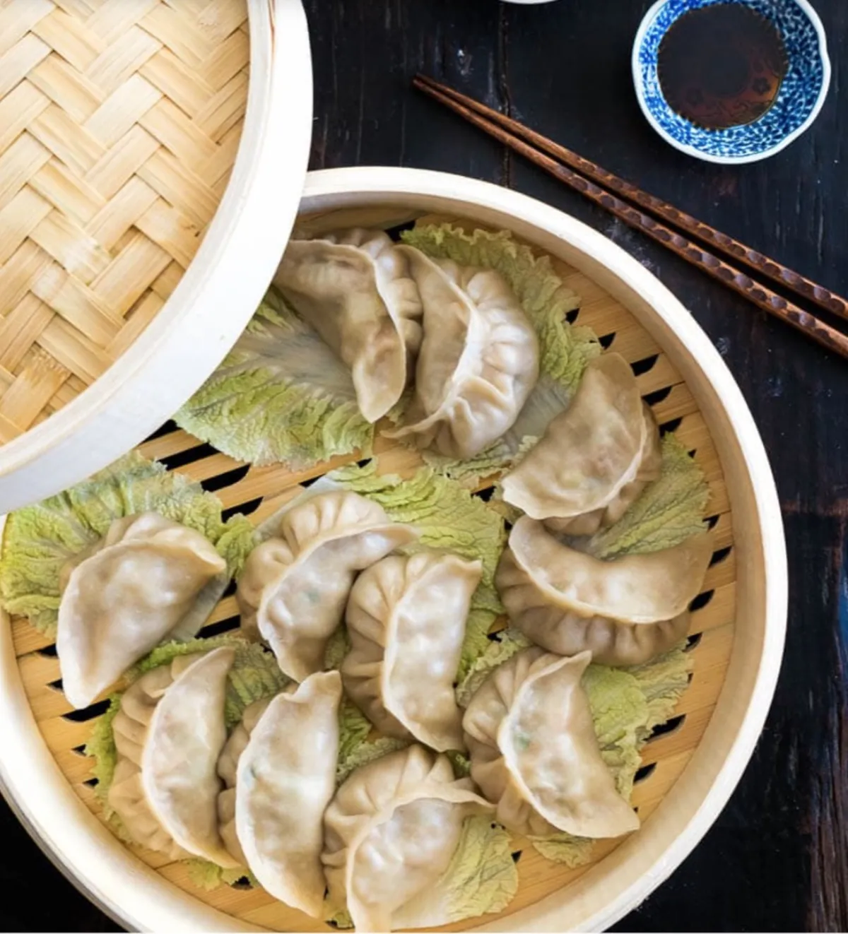 Empanadillas al vapor artesanales en vaporera de bambú — MAMA DUMPLINGS
