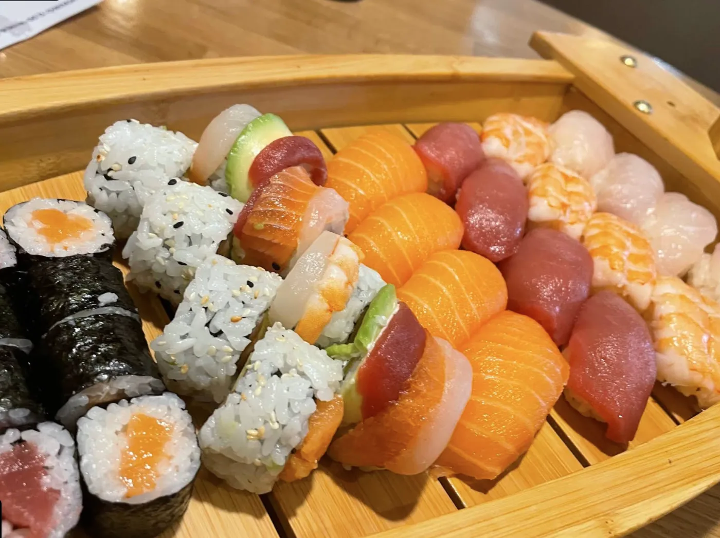 Barco de sushi — nigiri, maki y uramaki en bandeja — Mizu Torrevieja