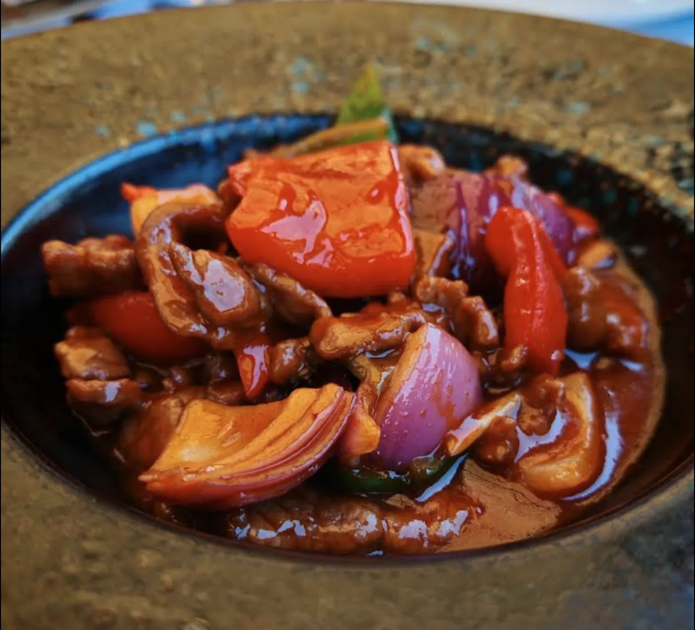 Salteado de ternera con pimientos y cebolla — Mizu Restaurante