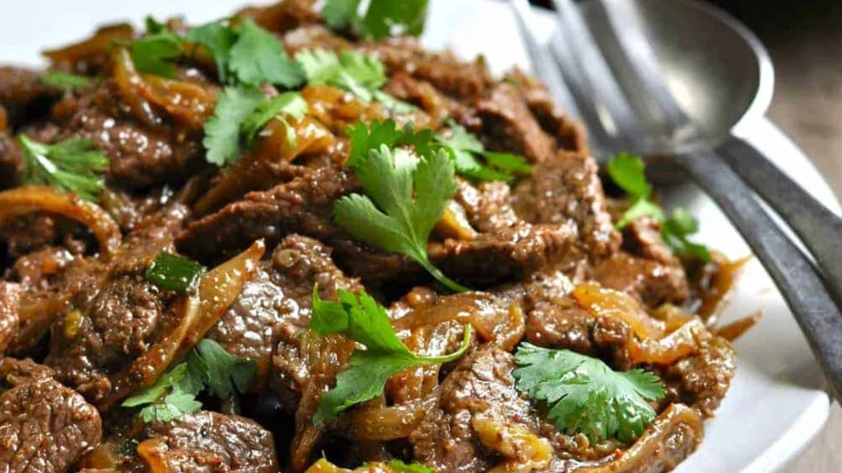 Ternera salteada con cebolleta y cilantro