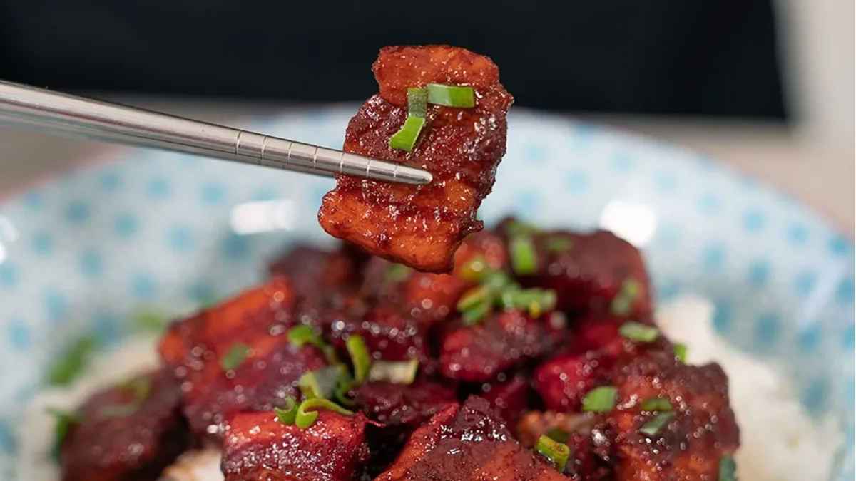 Cerdo caramelizado con arroz blanco