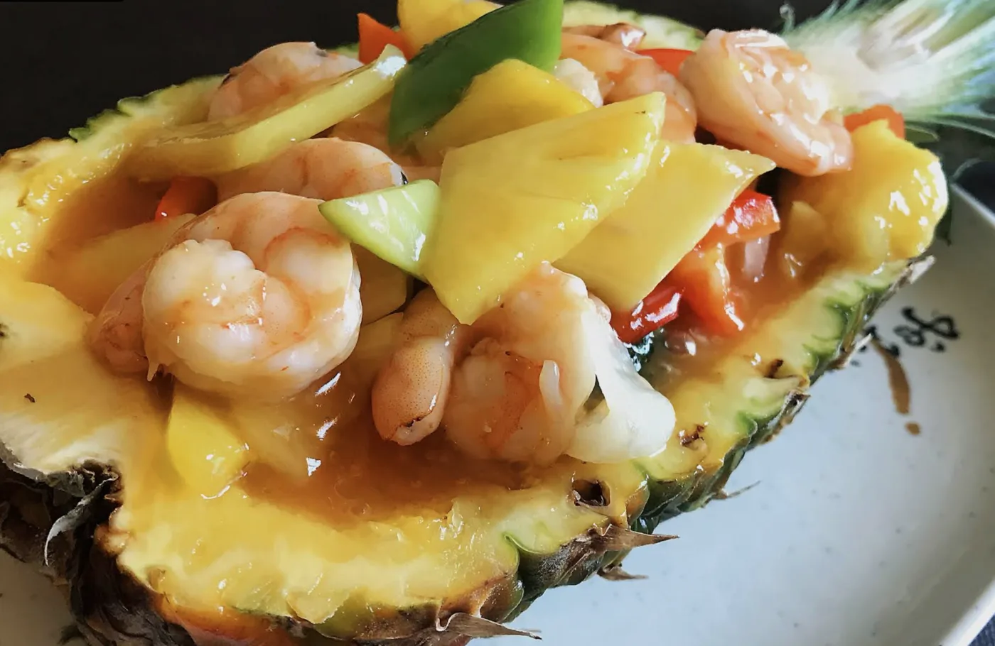 Gambas con piña servidas en cáscara de piña — Torretasia, Torrevieja