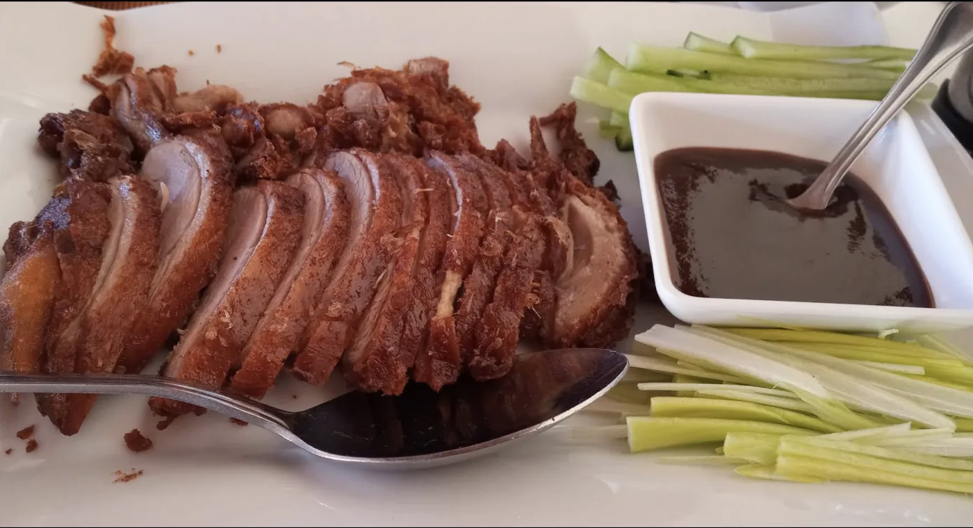 Pato de Pekín loncheado con pepino y salsa hoisin — Torretasia