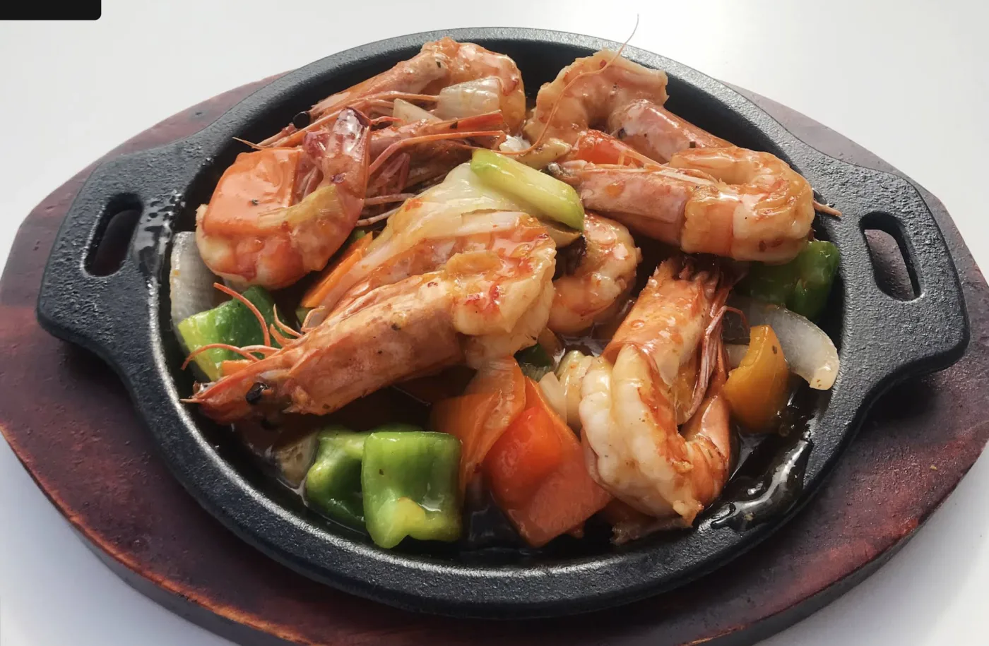 Gambas a la plancha en sartén de hierro con verduras — Torretasia
