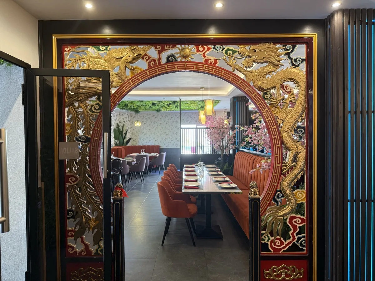 Puerta de dragón y fénix dorada — Wan Yuan