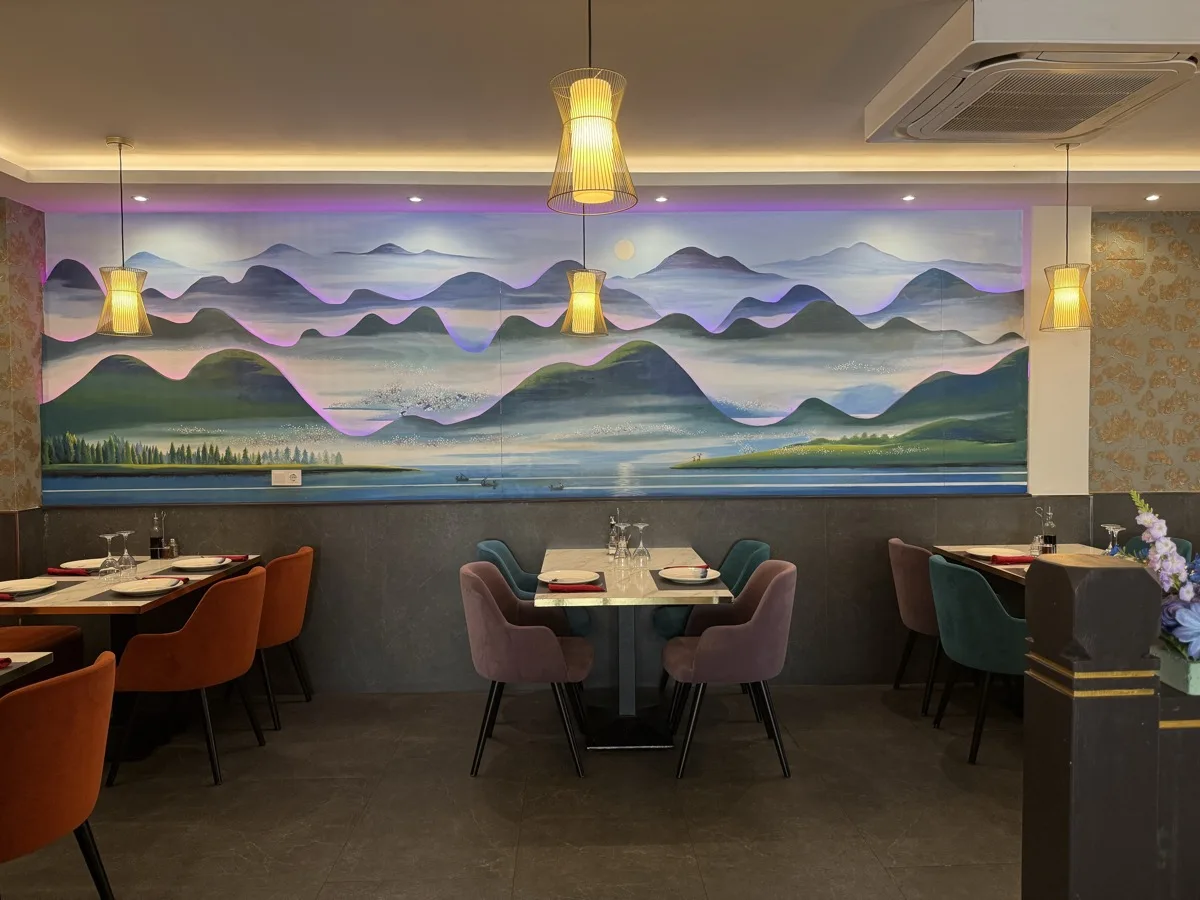 Salón interior con mural de montañas — Wan Yuan
