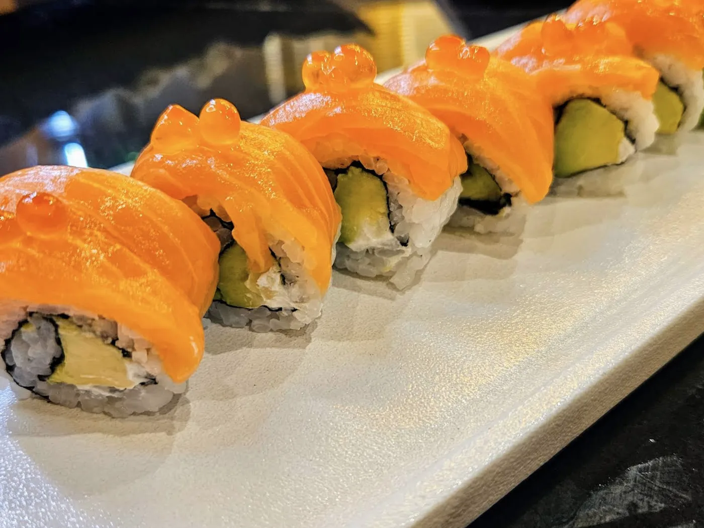 Roll de salmón con aguacate en WOK CENTOLE