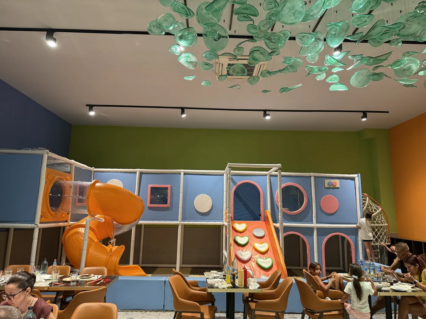 Zona infantil con tobogán dinosaurio en WOK CENTOLE