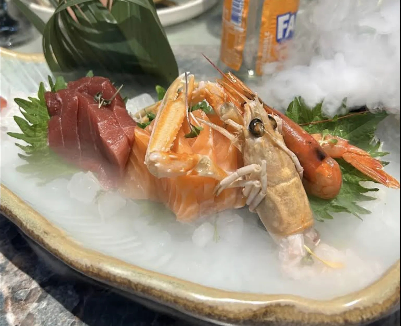 Bandeja de sashimi con atún, salmón y gambas sobre hielo — Yu Restaurante
