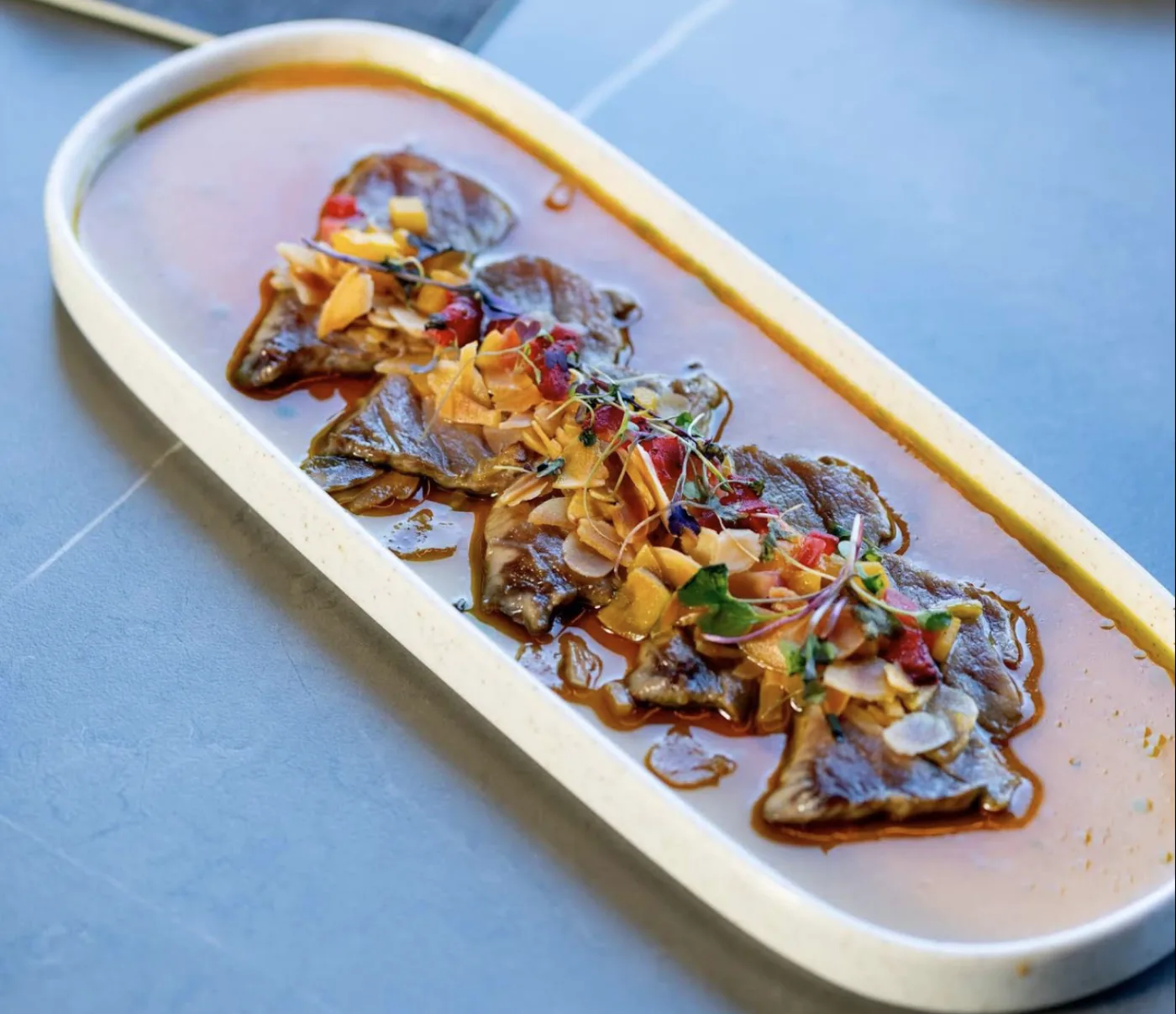 Tataki de ternera con láminas de almendra — Yu Restaurante, Torrevieja