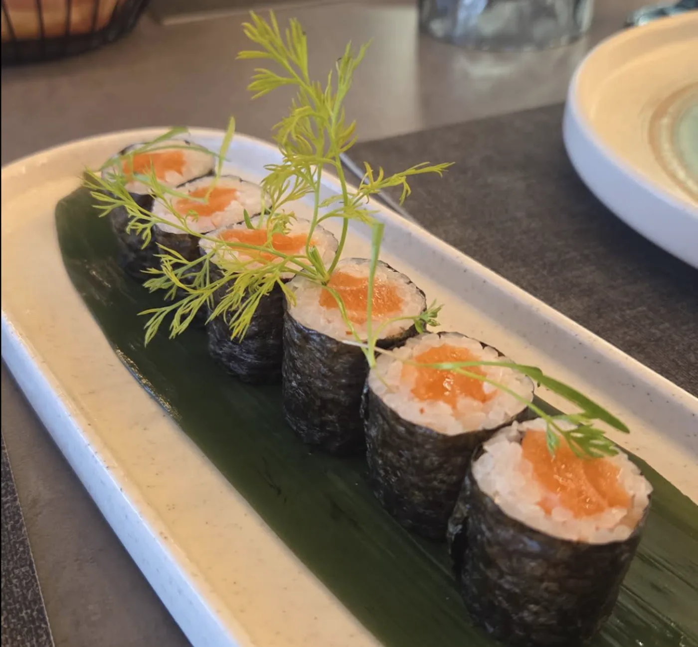 Maki de salmón con eneldo — Yu Restaurante