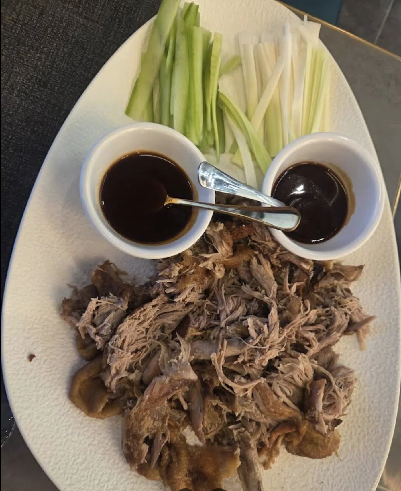 Pato de Pekín desmenuzado con pepino y dos salsas — Yu Restaurante