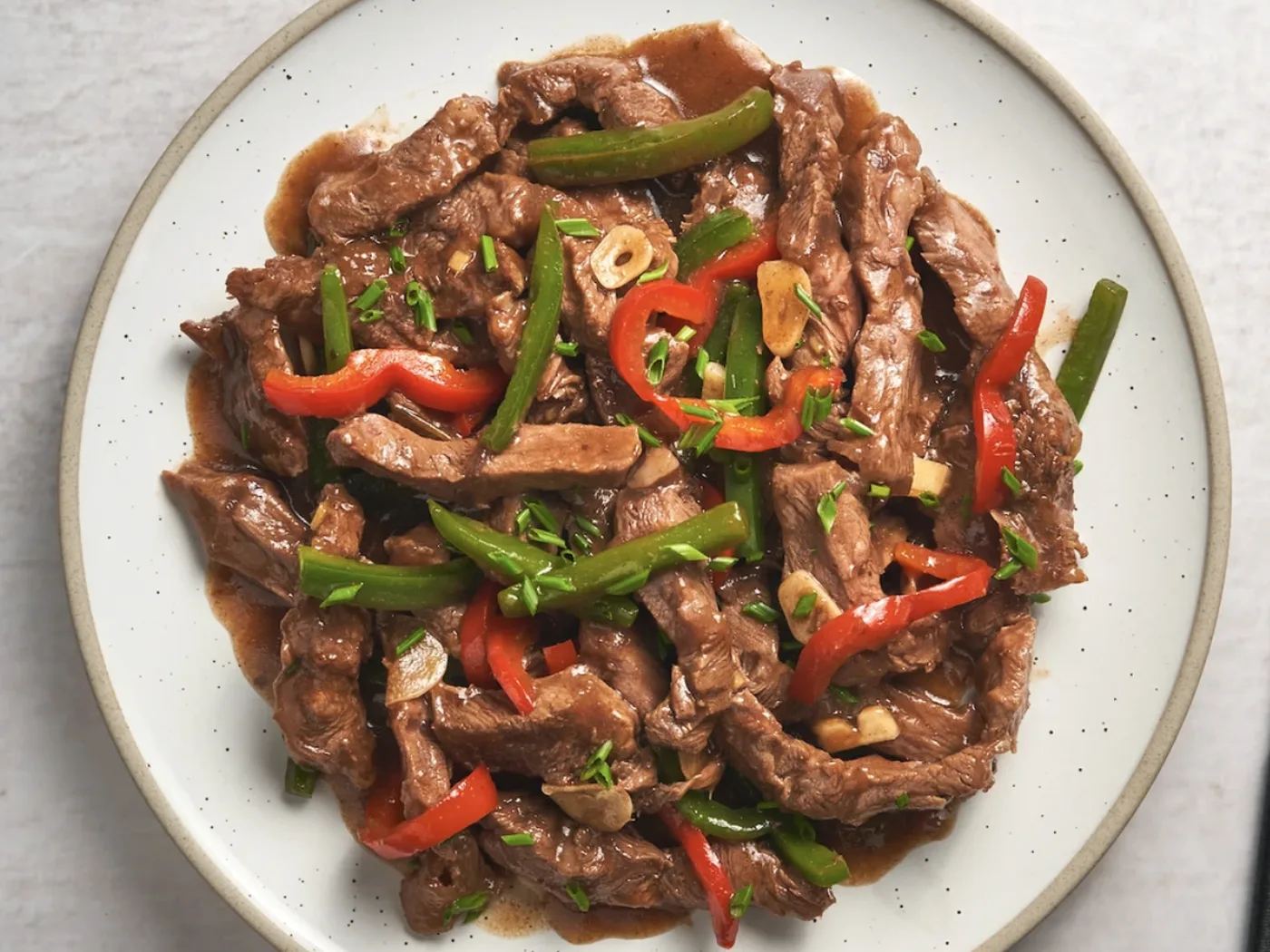 Ternera salteada con pimientos rojos y cebolleta